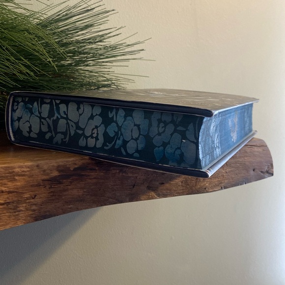 Throne of Secrets - First Edition- custom sprayed edges - Picture 3 of 7